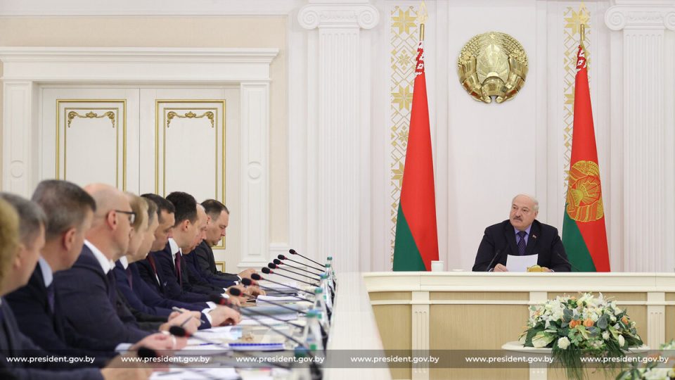 Александр Лукашенко собрал совещание с руководством Совета Министров, чтобы обсудить ряд важных вопросов, требующих безотлагательного решения