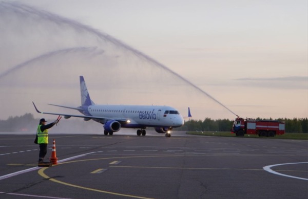 Водяной аркой, оркестром и караваем встречали в Могилеве первый авиарейс «Москва-Могилев»