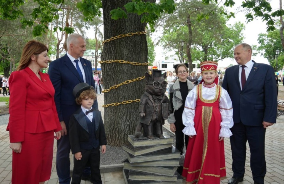 И днем и ночью Кот ученый будет встречать могилевчан в Пушкинском сквере