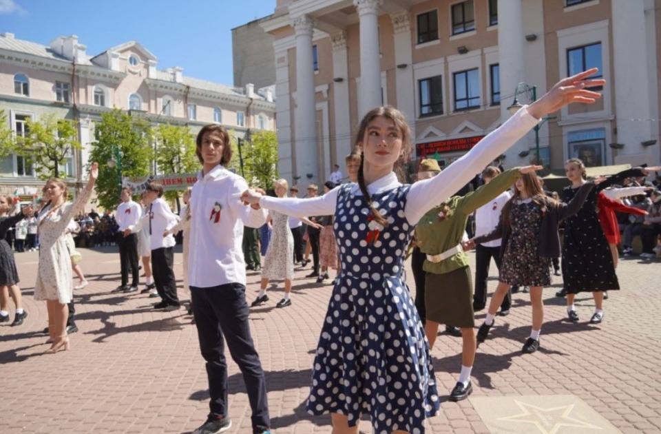 На площади Звезд около 30 пар закружились в «Вальсе Победы»