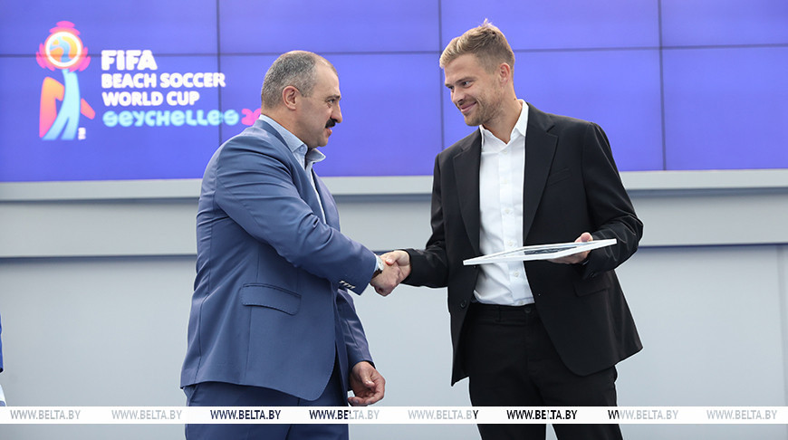 Серебряных призеров чемпионата мира по пляжному футболу чествовали в НОК Беларуси