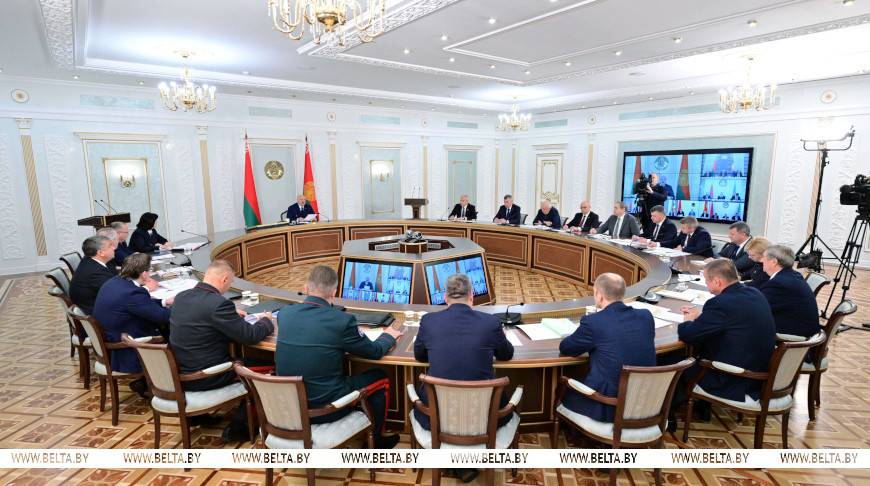 Лукашенко требует по-военному решать задачи в ходе нынешней уборочной кампании