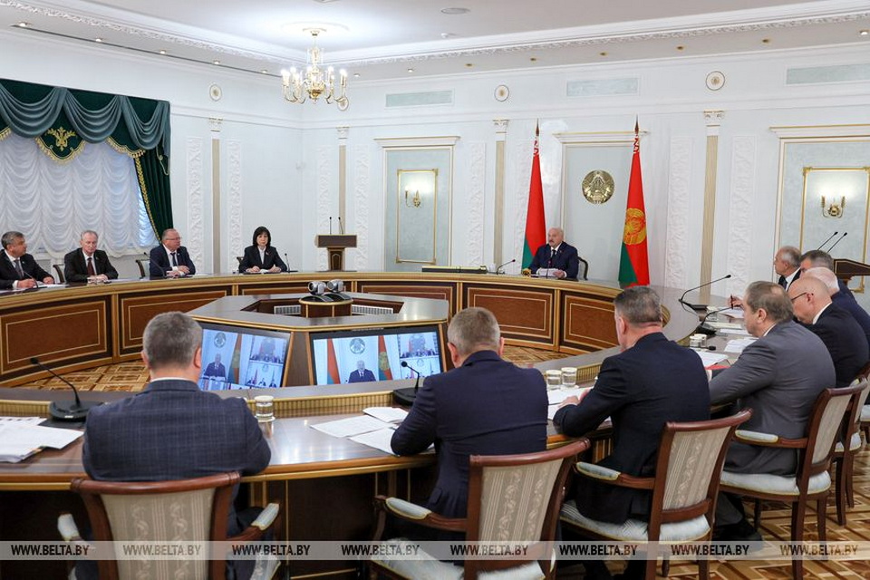 Лукашенко поручил минимизировать все риски в период уборочной