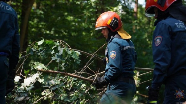 Более 80 офицеров и курсантов университета МЧС помогают ликвидировать последствия непогоды в Могилеве