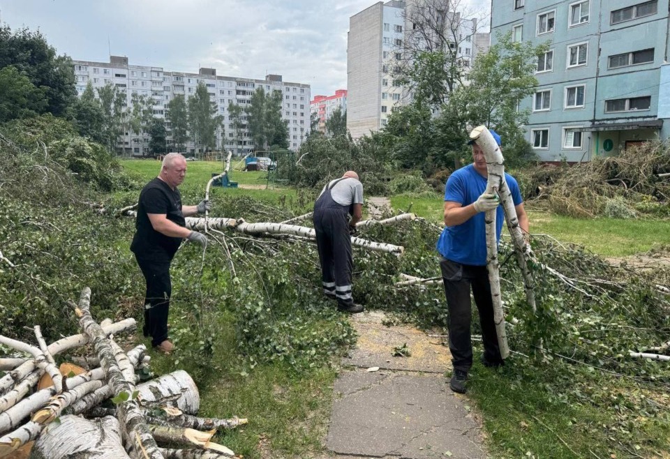 Десант от Троллейбусного парка продолжает убирать последствия прошедшего урагана