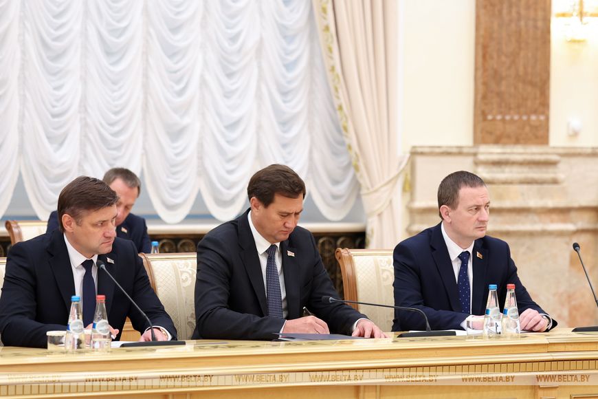 ЭКСПОРТНЫЙ ФРОНТ. Почему Лукашенко требует от дипломатов «военной мобилизации»