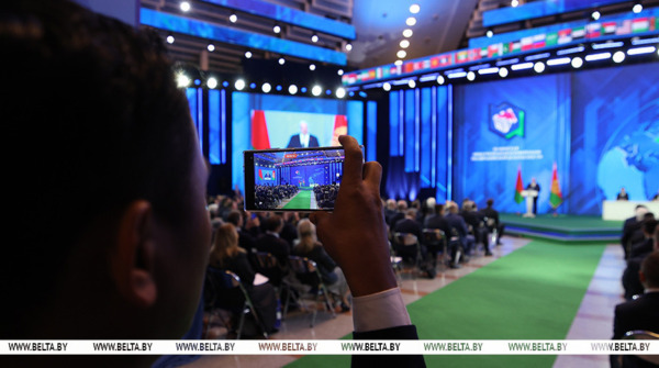 Лукашенко предлагает договариваться о преодолении миграционного кризиса в рамках глобальной сделки