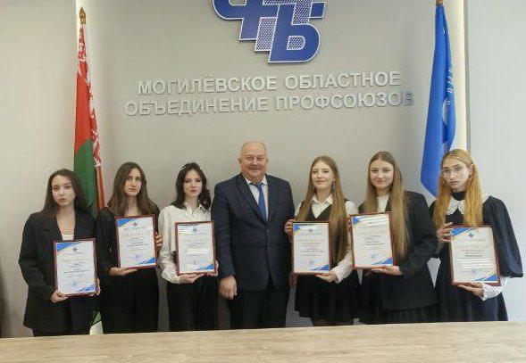 Семь студентов медколледжей из Могилева и Бобруйска получили профсоюзные стипендии