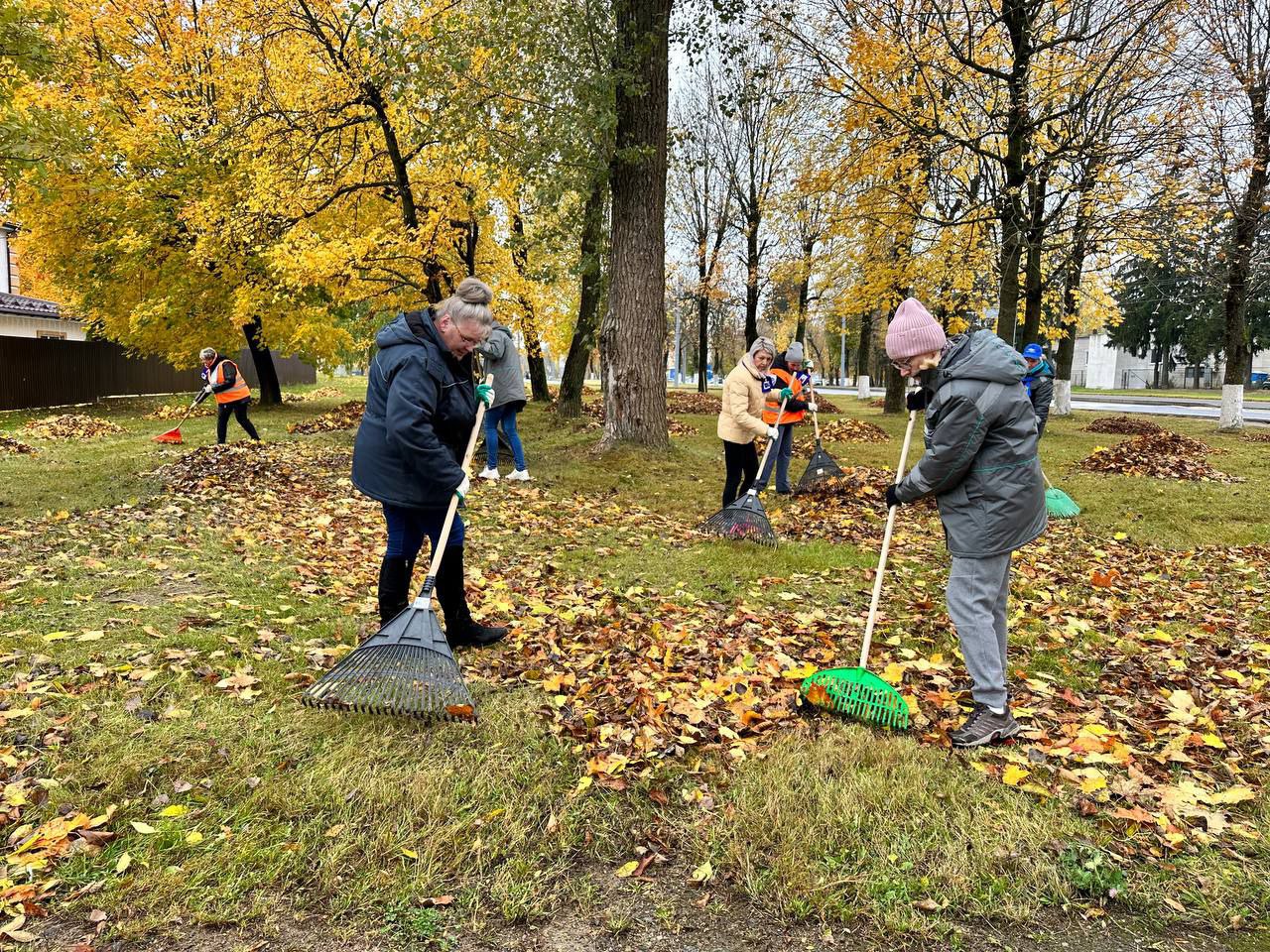 В Могилеве продолжается марафон чистоты. Работники Троллейбусного парка №1 тоже в деле