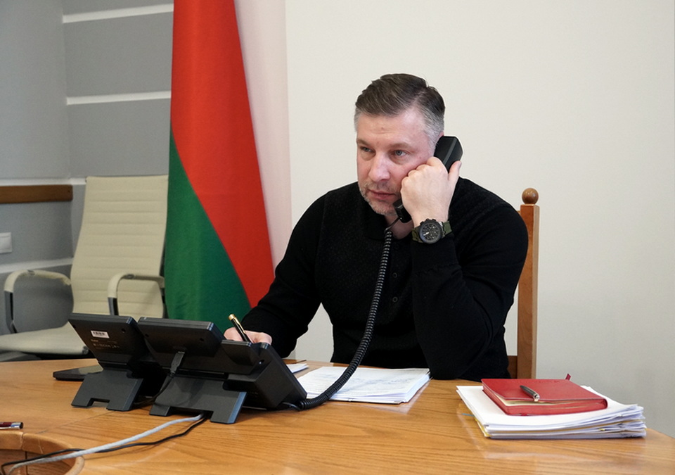 Прямую телефонную линию провел Антон Бельский