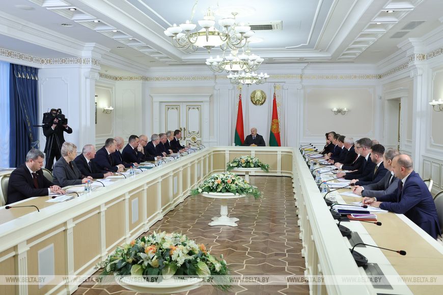 Лукашенко обозначил перед аграриями вопросы, которые надо обязательно решить в течение ноября 