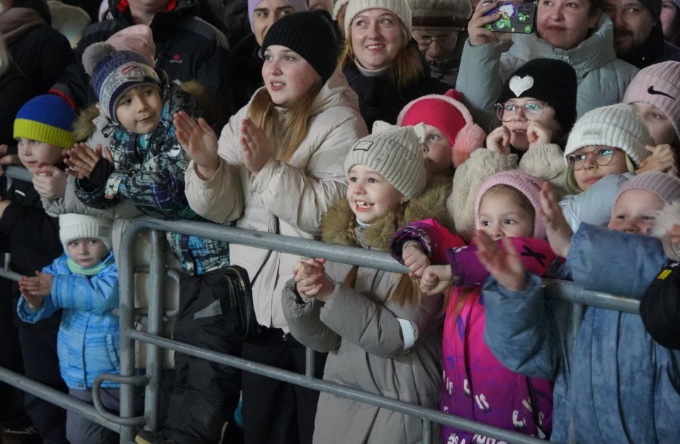 Когда зажигаются ёлки — зажигаются улыбки!