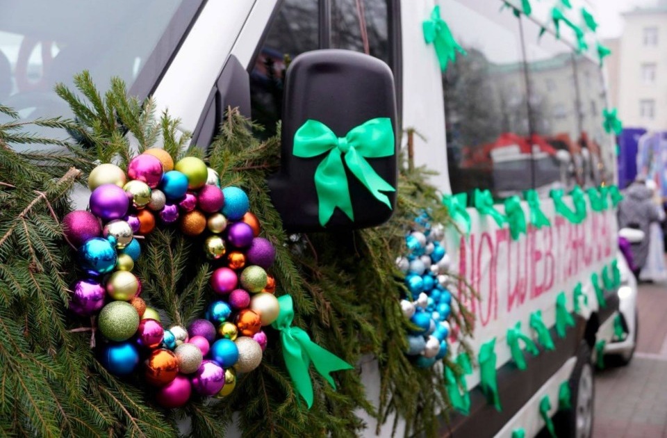 Колонна автомобилей во главе с Дедом Морозом проехала по улицам Могилева