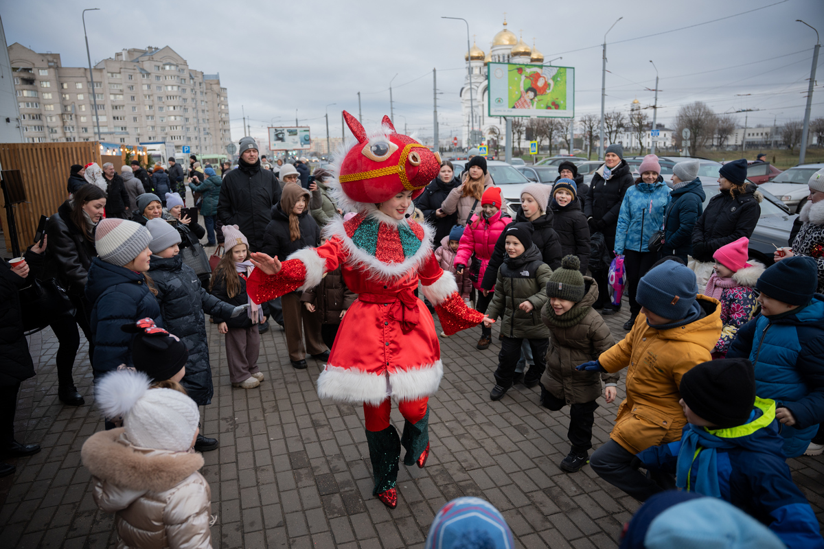 С Дедом Морозом, теплыми напитками и подарками: в Могилеве «Санта» пригласила горожан на репетицию Нового года