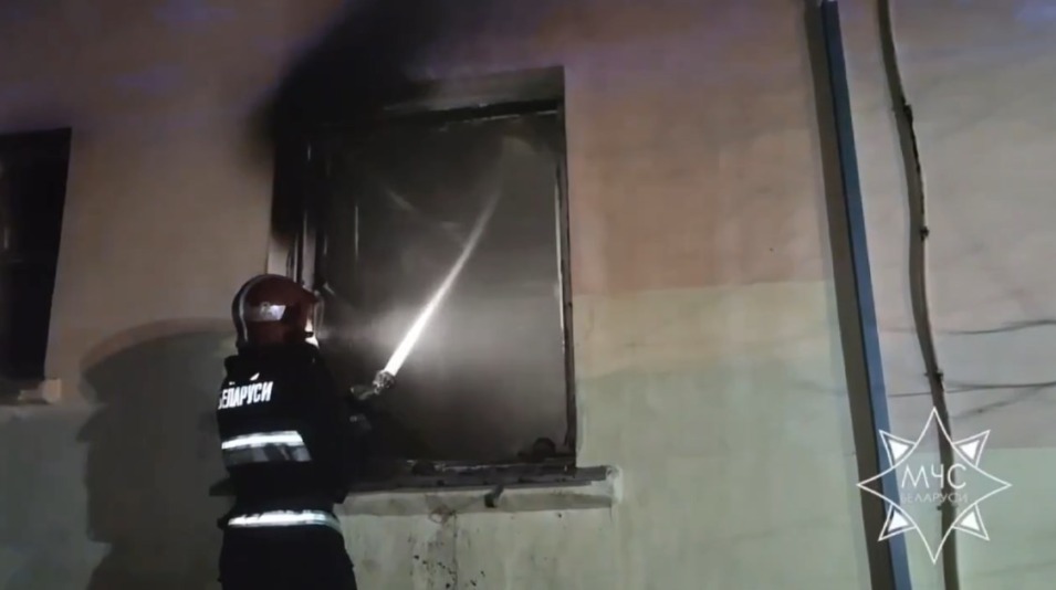 Работники МЧС спасли трех человек на пожаре в Могилеве