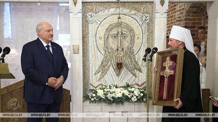 Лукашенко подарили копию Креста Евфросинии Полоцкой