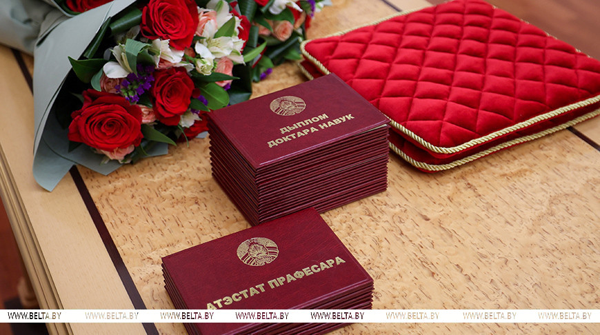 «Будущее — время науки». Лукашенко вручил дипломы доктора наук и аттестаты профессора