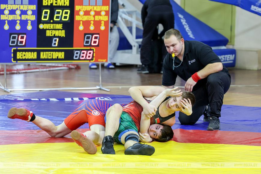 Более 200 юных спортсменов состязаются в республиканском турнире по вольной борьбе в Витебске