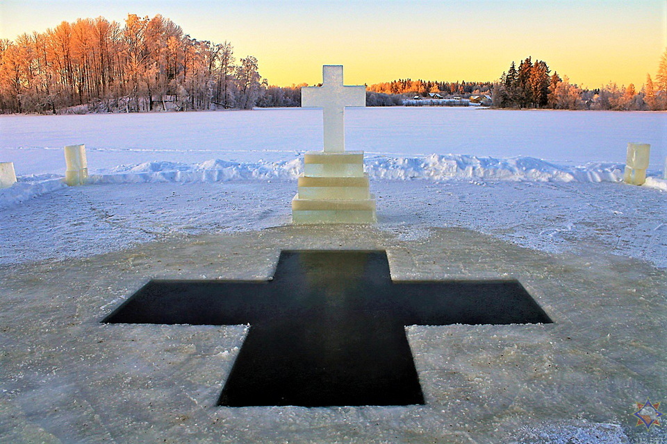 Где можно будет окунуться в прорубь на Крещение, рассказали в МЧС