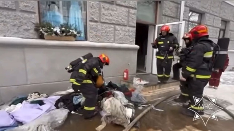 Спасатели ликвидировали пожар в свадебном салоне в Могилеве