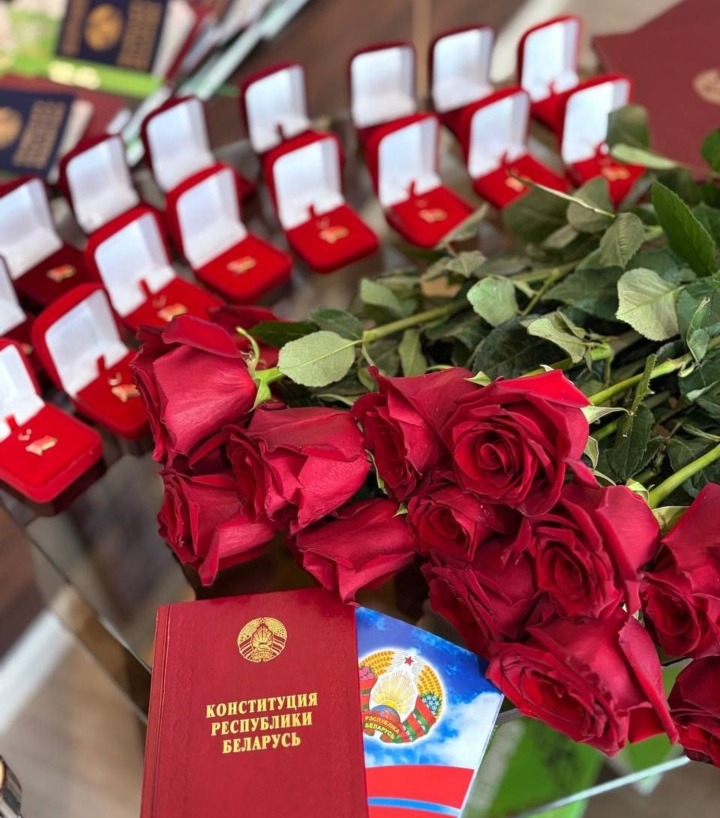 Отличники Октябрьского района получили главный документ