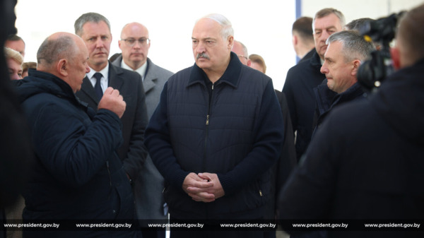 Сельское хозяйство и «кондитерка». Лукашенко приехал в Наровлянский район