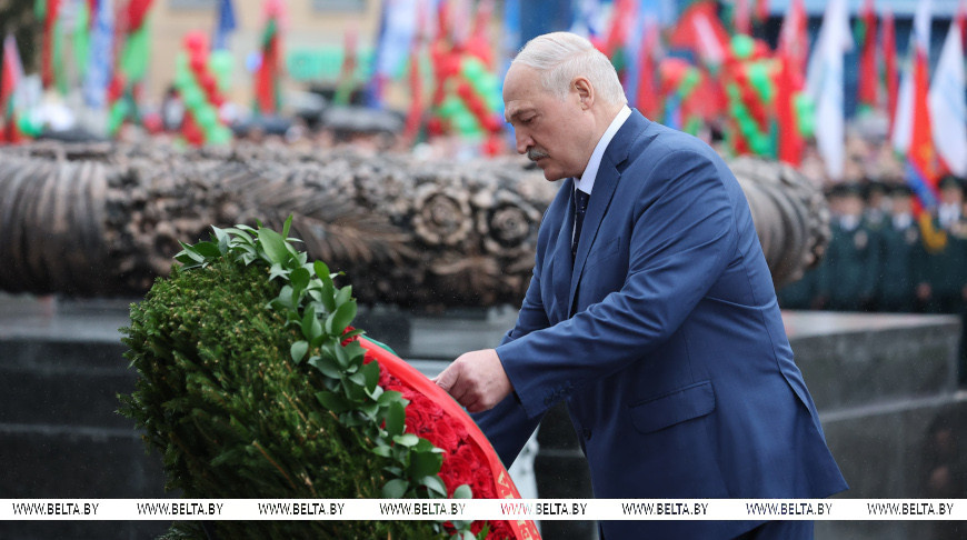 Лукашенко в Минске возложил венок к монументу Победы