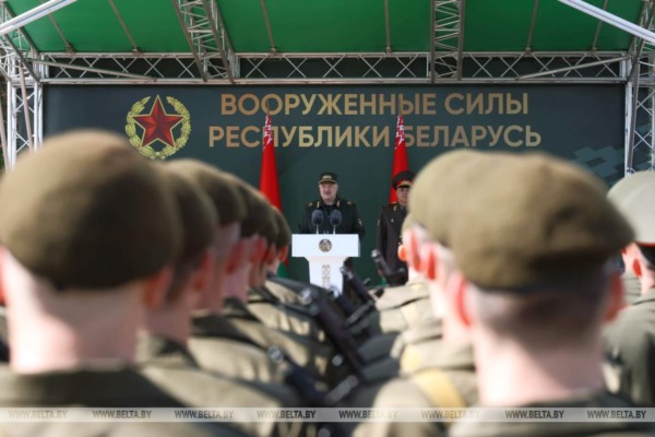 Лукашенко: мощь и силу армии определяют преданные родной стране военнослужащие