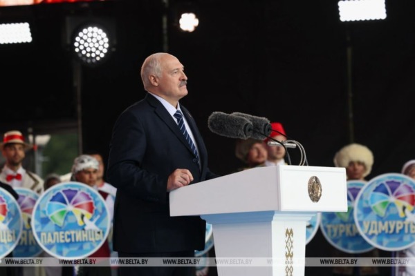 Лукашенко на фестивале национальных культур: вы все наши, вы — белорусы, берегите свой край