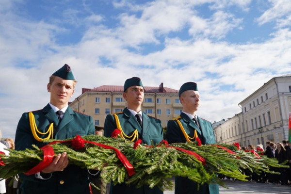 Площадь Славы. Место, где время словно замирает