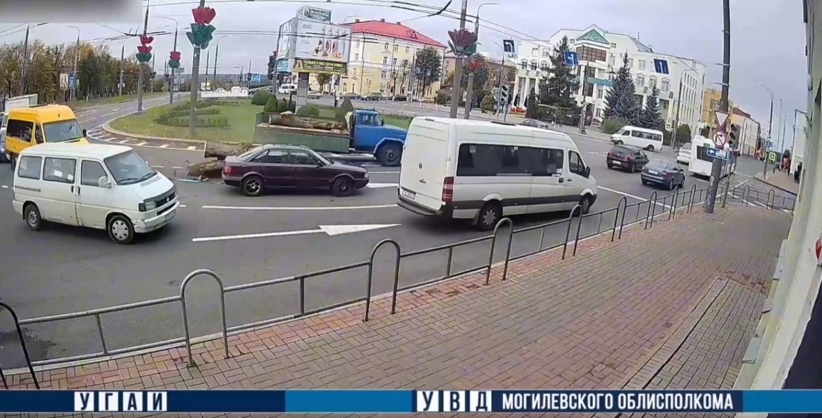 В центре Могилева из ЗИЛа на дорогу рухнуло массивное бревно